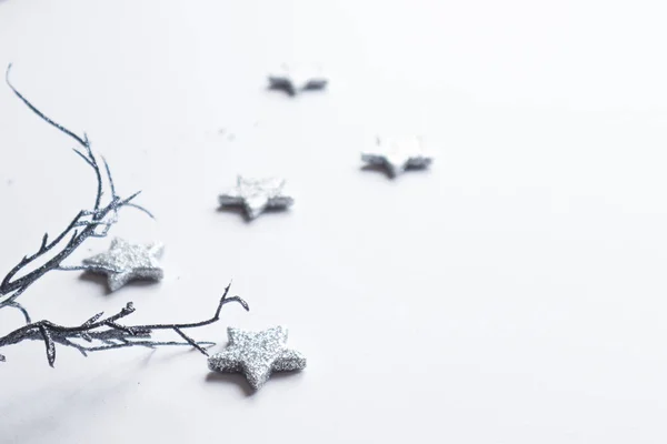 Різдвяна Рамка Зробила Срібні Зірки Білому Тлі Зимова Концепція Плоский — стокове фото