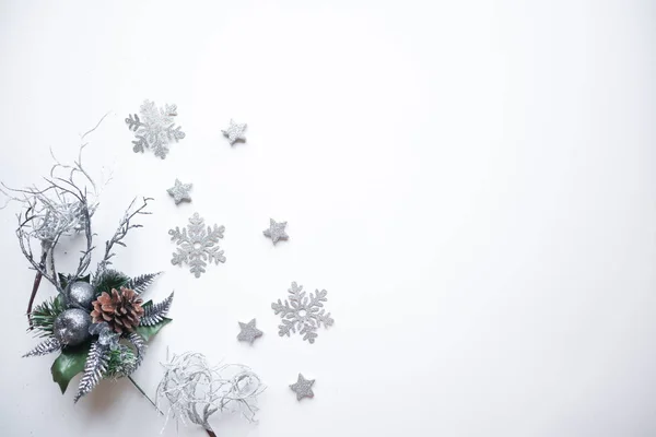 Χριστουγεννιάτικο πλαίσιο από ασημένια αστέρια, νιφάδες χιονιού, κώνους, φύλλα — Φωτογραφία Αρχείου