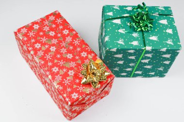 Yeni yıl hediyeleri. 2020. Kar taneleri. Beyaz arka plan. Mutlu Noeller.