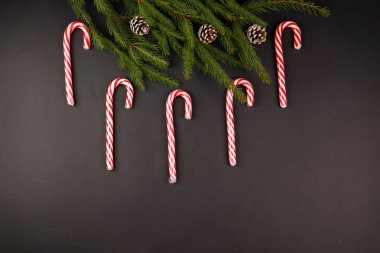 Yeni yıl hediyeleri. 2020. Kar taneleri. Siyah arka plan. Mutlu Noeller.