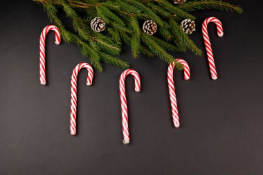 Yeni yıl hediyeleri. 2020. Kar taneleri. Siyah arka plan. Mutlu Noeller.