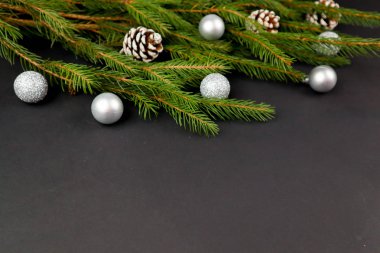 Yeni yıl hediyeleri. 2020. Kar taneleri. Siyah arka plan. Mutlu Noeller.