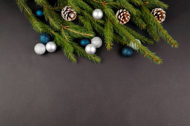 Yeni yıl hediyeleri. 2020. Kar taneleri. Siyah arka plan. Mutlu Noeller.