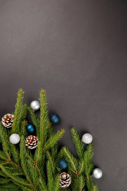 Yeni yıl hediyeleri. 2020. Kar taneleri. Siyah arka plan. Mutlu Noeller.