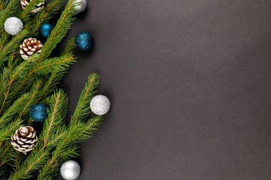 Yeni yıl hediyeleri. 2020. Kar taneleri. Siyah arka plan. Mutlu Noeller.