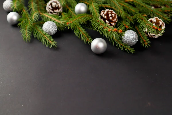 Πρωτοχρονιάτικα δώρα. 2020. Νιφάδες. Μαύρο φόντο. Καλά Χριστούγεννα. — Φωτογραφία Αρχείου
