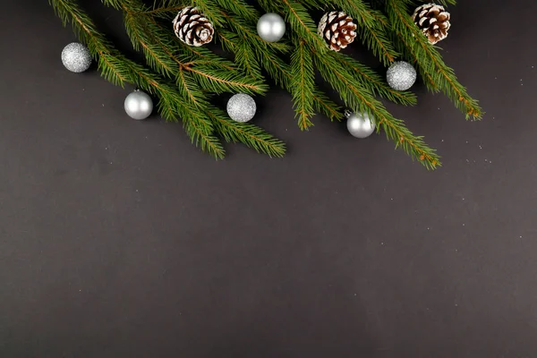Πρωτοχρονιάτικα δώρα. 2020. Νιφάδες. Μαύρο φόντο. Καλά Χριστούγεννα. — Φωτογραφία Αρχείου