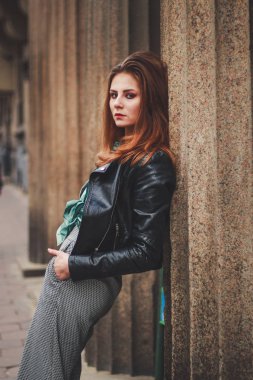 Moda çekimi. Geniş pantolon tüpü. Saten zümrüt bluz. Çök