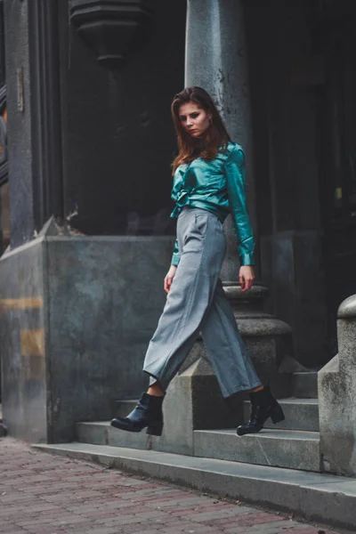 Fashion shooting. Wide trousers tube. Satin emerald blouse. Fash — ストック写真