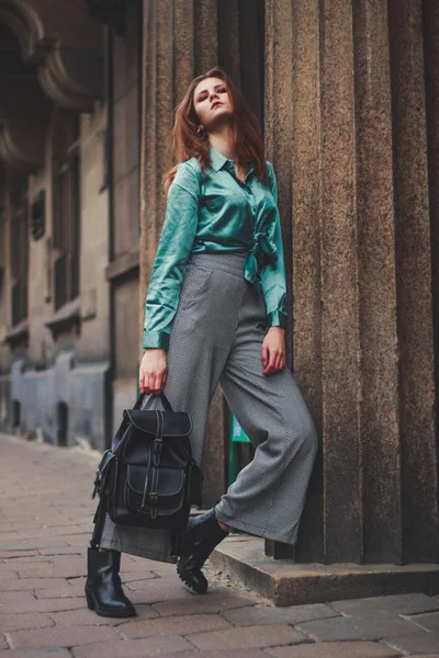 Mode schieten. Brede broek buis. Satijn smaragd blouse. Fash — Stockfoto