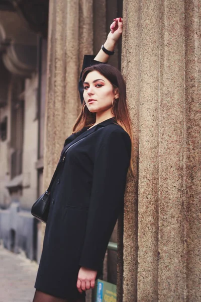 Modell i svart klänning och lång jacka. Stil. Modetrender 2020 — Stockfoto