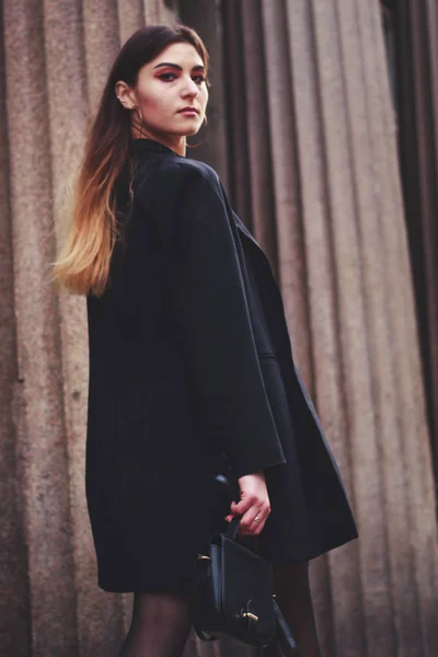 Modell i svart kjole og lang jakke. Med stil. Moteutvikling 2020 – stockfoto