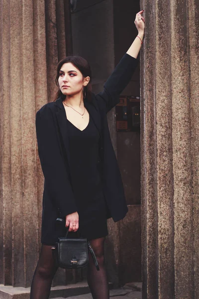 Modello in abito nero e giacca lunga. Stile. Tendenze moda 2020 — Foto Stock