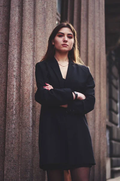 Modelo en vestido negro y chaqueta larga. Estilo. Tendencias de moda 2020 — Foto de Stock