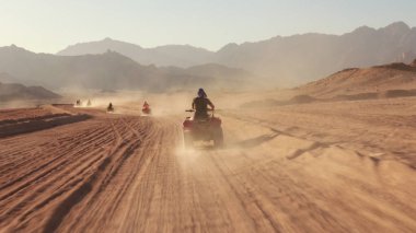 Sharm el Sheikh, Mısır yakınlarındaki çölde dört tekerli bisiklet sürmek.