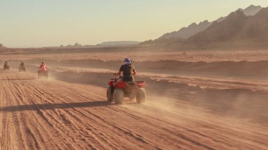Sharm el Sheikh, Mısır yakınlarındaki çölde dört tekerli bisiklet sürmek.
