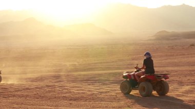 Sharm el Sheikh, Mısır yakınlarındaki çölde dört tekerli bisiklet sürmek.