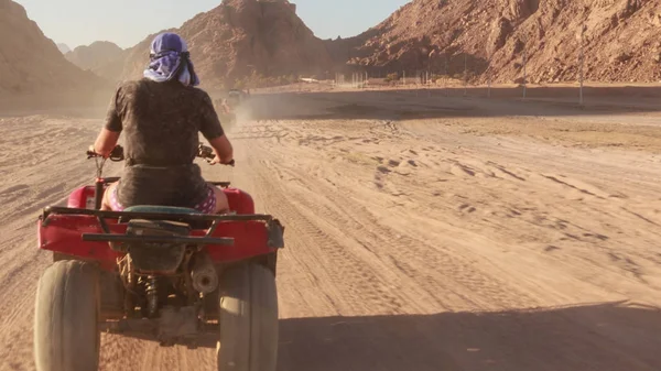 Sharm el Sheikh, Mısır yakınlarındaki çölde dört tekerli bisiklet sürmek. — Stok fotoğraf