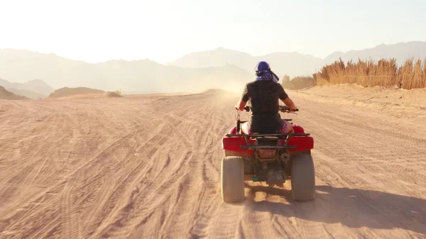 Passeio de quadriciclo pelo deserto perto de Sharm el Sheikh, Egito.Ad — Fotografia de Stock