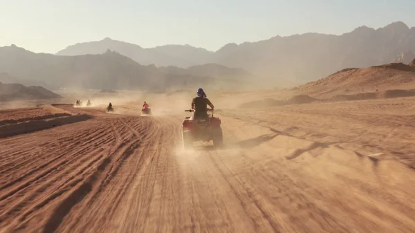 Čtyřkolka jízda přes poušť poblíž Sharm el Sheikh, Egypt.Ad — Stock fotografie