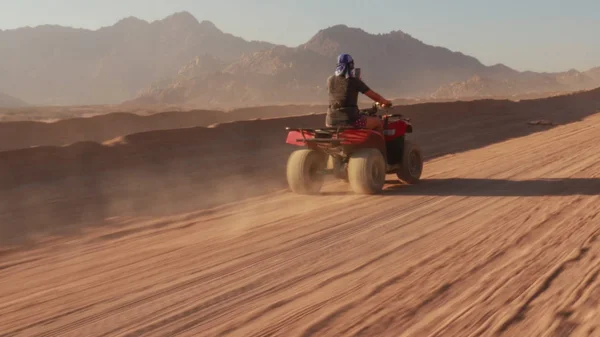 Quad tour à vélo à travers le désert près de Sharm el Sheikh, Egypte. — Photo