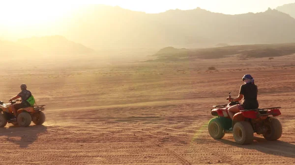 Sharm el Sheikh, Mısır yakınlarındaki çölde dört tekerli bisiklet sürmek. — Stok fotoğraf