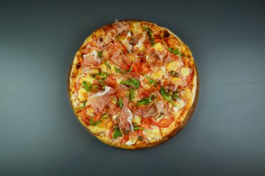 Pizza prosciutto 'dur. Kapari, domates, roka, mozzarella, 