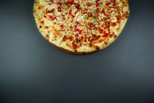 Pizza affumicata. pollo, bacche di melograno e formaggio. Legno pl — Foto Stock