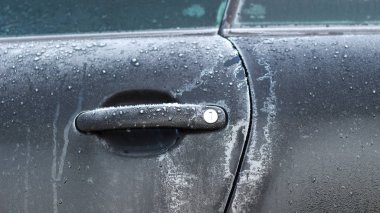 Arabada buz var. Arabanın ayrıntıları. Güneşi ve soğuğu alıyorum.