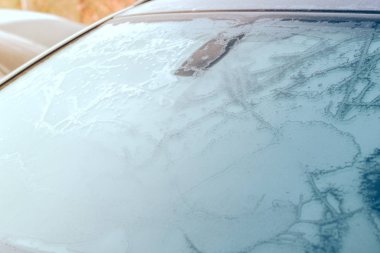 Arabada buz var. Arabanın ayrıntıları. Güneşi ve soğuğu alıyorum.