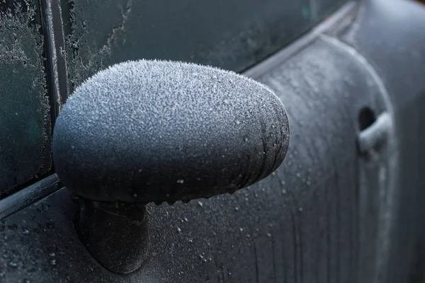 Frost på bilen. Detaljer om bilen. Att få sol och frost. — Stockfoto