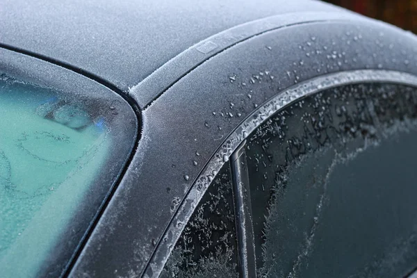 Frost på bilen. Detaljer om bilen. Att få sol och frost. — Stockfoto