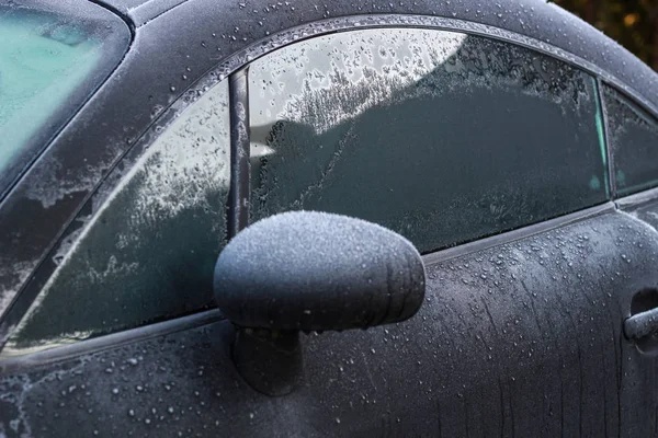 Frost på bilen. Detaljer om bilen. Att få sol och frost. — Stockfoto