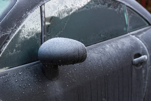 Frost på bilen. Detaljer om bilen. Att få sol och frost. — Stockfoto