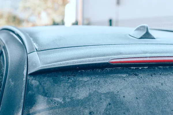 Frost på bilen. Detaljer om bilen. Att få sol och frost. — Stockfoto