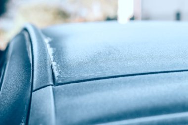 Arabada buz var. Arabanın ayrıntıları. Güneşi ve soğuğu alıyorum.