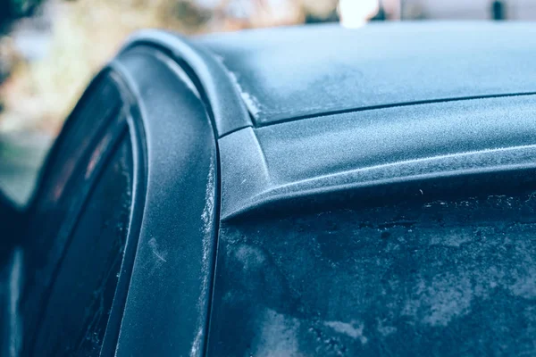 Frost på bilen. Detaljer om bilen. Att få sol och frost. — Stockfoto