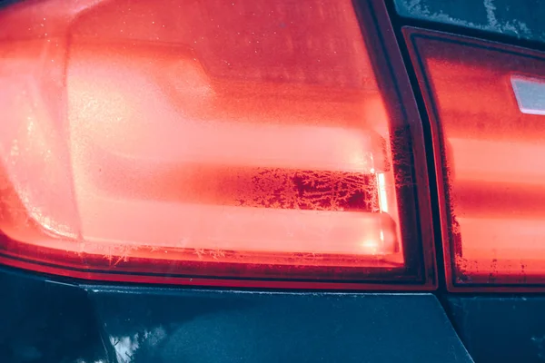 Frost op de auto. Details van de auto. De zon en de vorst krijgen. — Stockfoto