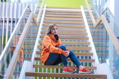 Uzun kapüşonlu floresan sarısı giyen kız. Ilık parlak kazak. Sen