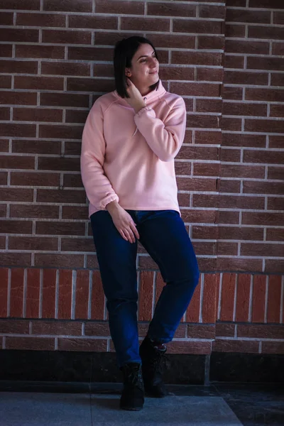 Chica en un jersey de pólvora. Jersey rosa claro. Sudadera con capucha caliente. Urba — Foto de Stock