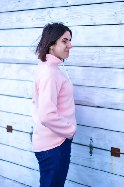Девушка в пороховом свитере. Светло-розовый свитер. Теплая толстовка. Урба — стоковое фото