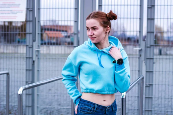 Une fille avec un haut bleu. streetwear élégant pour les adolescents. Tir — Photo