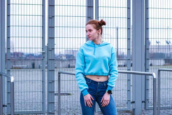 Une fille avec un haut bleu. streetwear élégant pour les adolescents. Tir — Photo