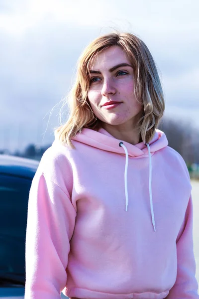 Girl in pink crop top. Stylish streetwear for teens. Shooting ne — 스톡 사진