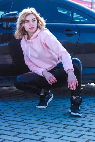 Rózsaszín pólós lány. Stílusos utcai viselet tinédzsereknek. Lövöldözés — Stock Fotó