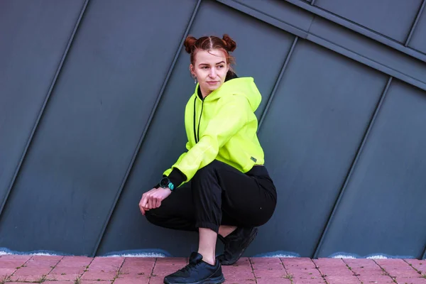 Flicka i fluorescerande gul topp. Snygga streetwear för tonåring — Stockfoto