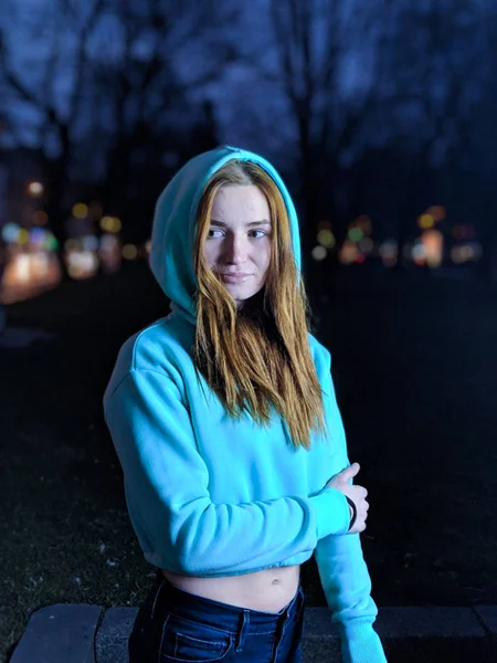 Meisje in mint gewas top. Stijlvolle streetwear voor tieners. Schieten. — Stockfoto