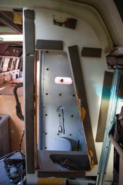 Arabaların tamiri. Bir otomobilin tadilatı. Minibüs yenileme. Kamp