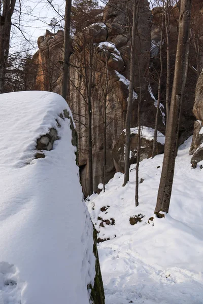 Dovbush rocas en invierno. Viajar. Recursos naturales. Piedras debajo — Foto de Stock