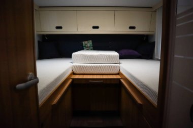 Lüks karavanın içi. Koçun ekipmanlı fotoğrafı